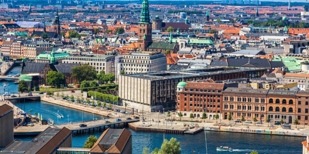 København med kanalen foran og byen bagved